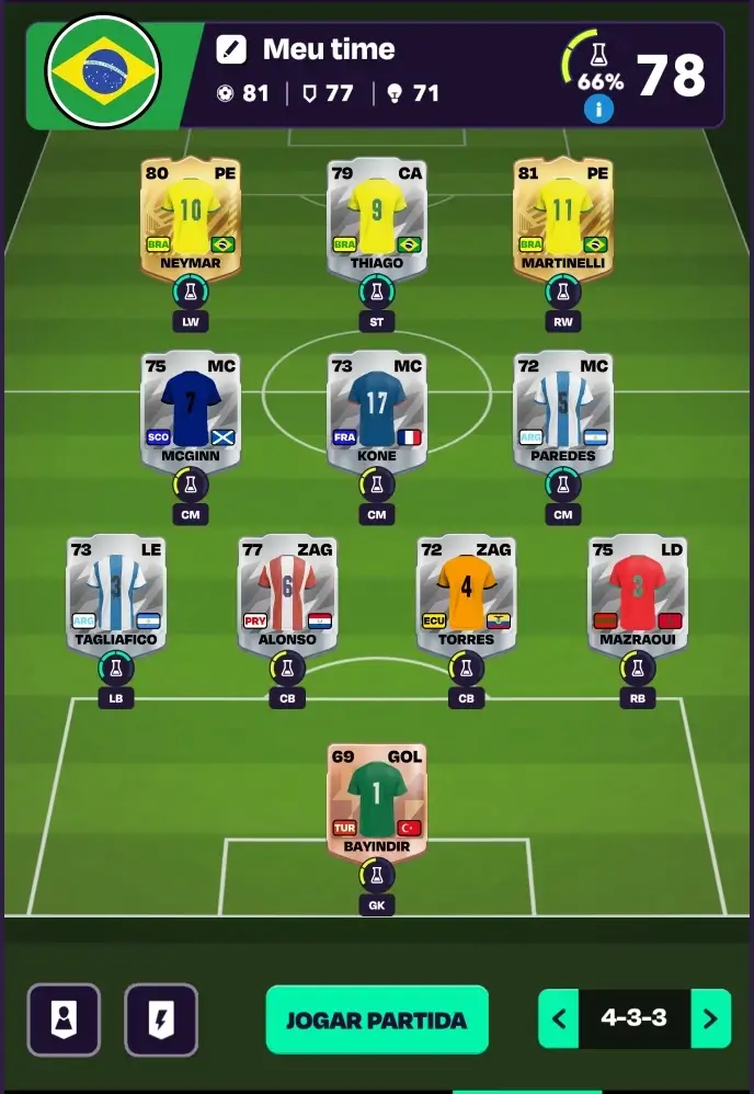 Tela Meu Time no Seleção365 da bet365 mostrando a escalação tática de cartas de jogadores em um campo de futebol virtual.